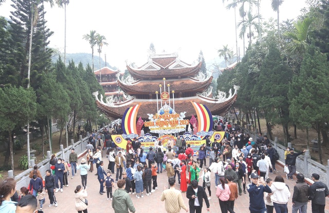 Lễ hội chùa Hương được chính thức khai hội vào sáng 27/1. Ảnh: VGP/BP
